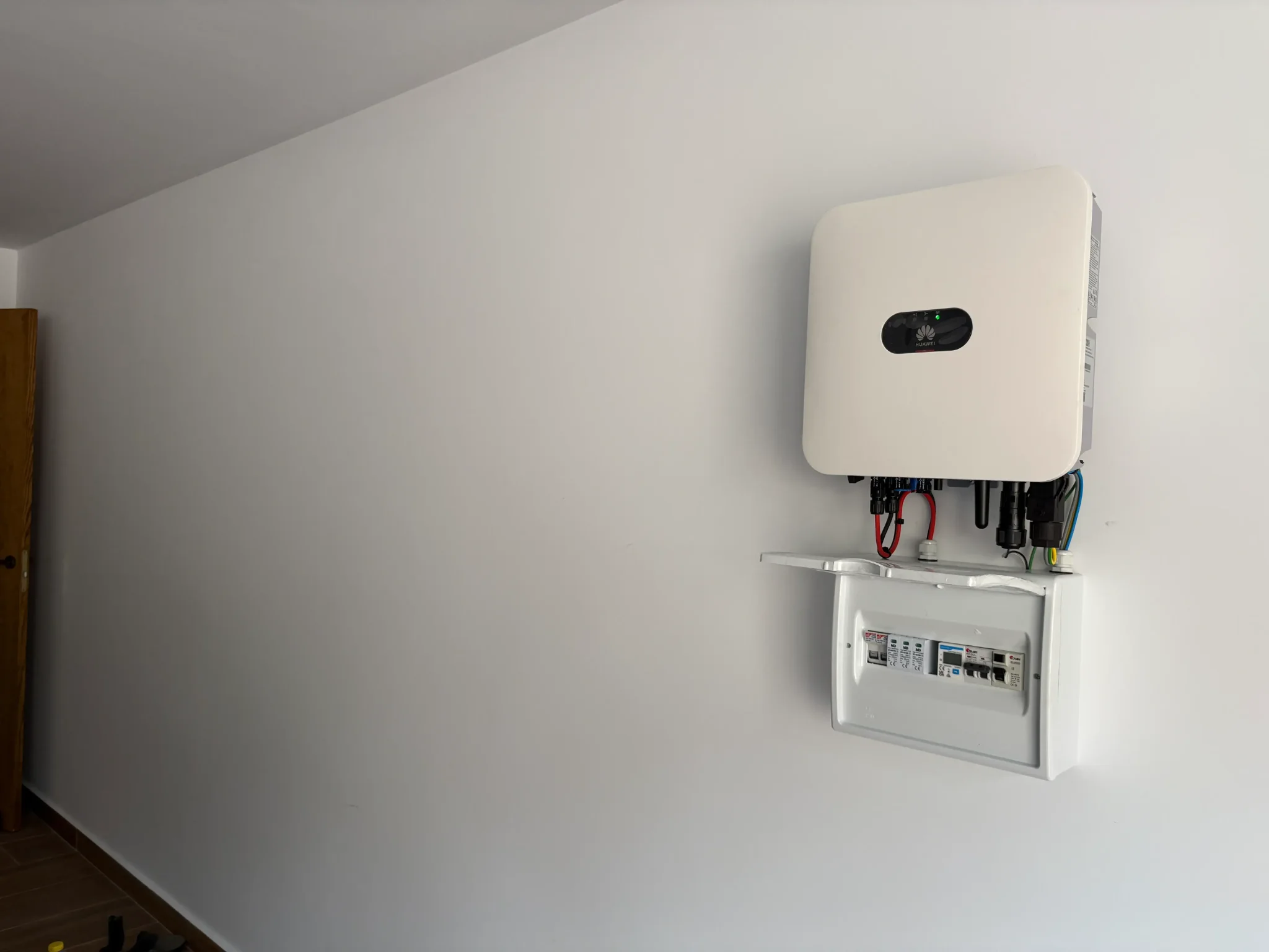 Fotovoltaica blog inversor huawei cuadro protecciones pared 02