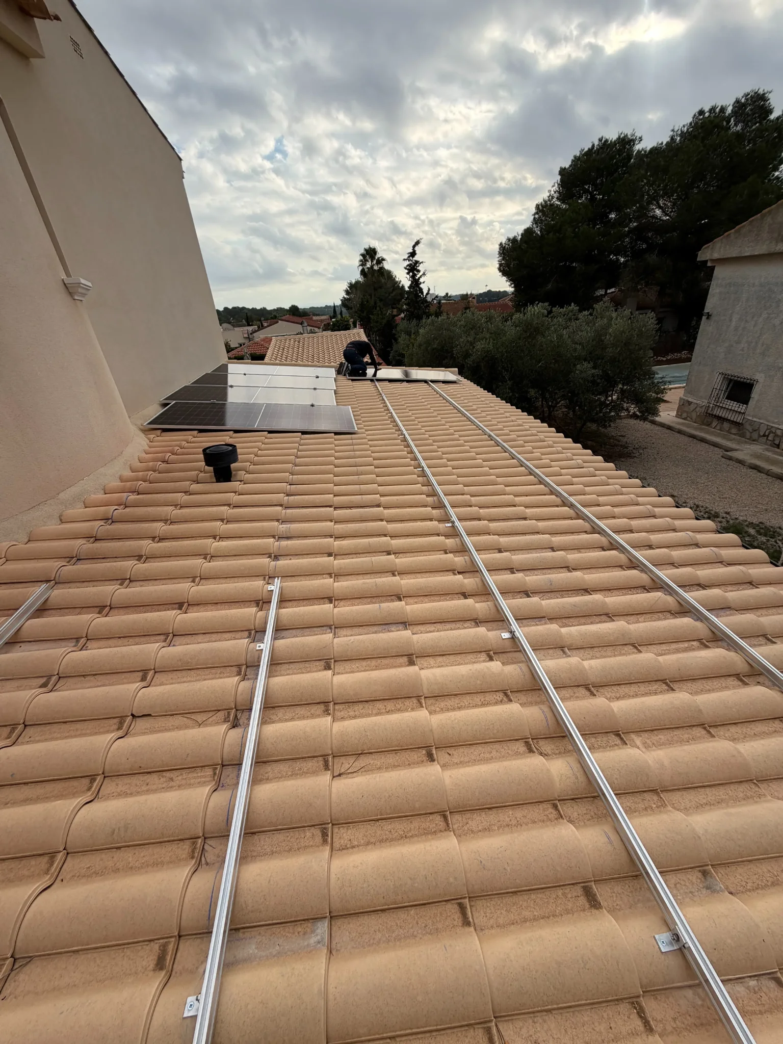 Fotovoltaica blog montaje rieles placas tejado teja 01