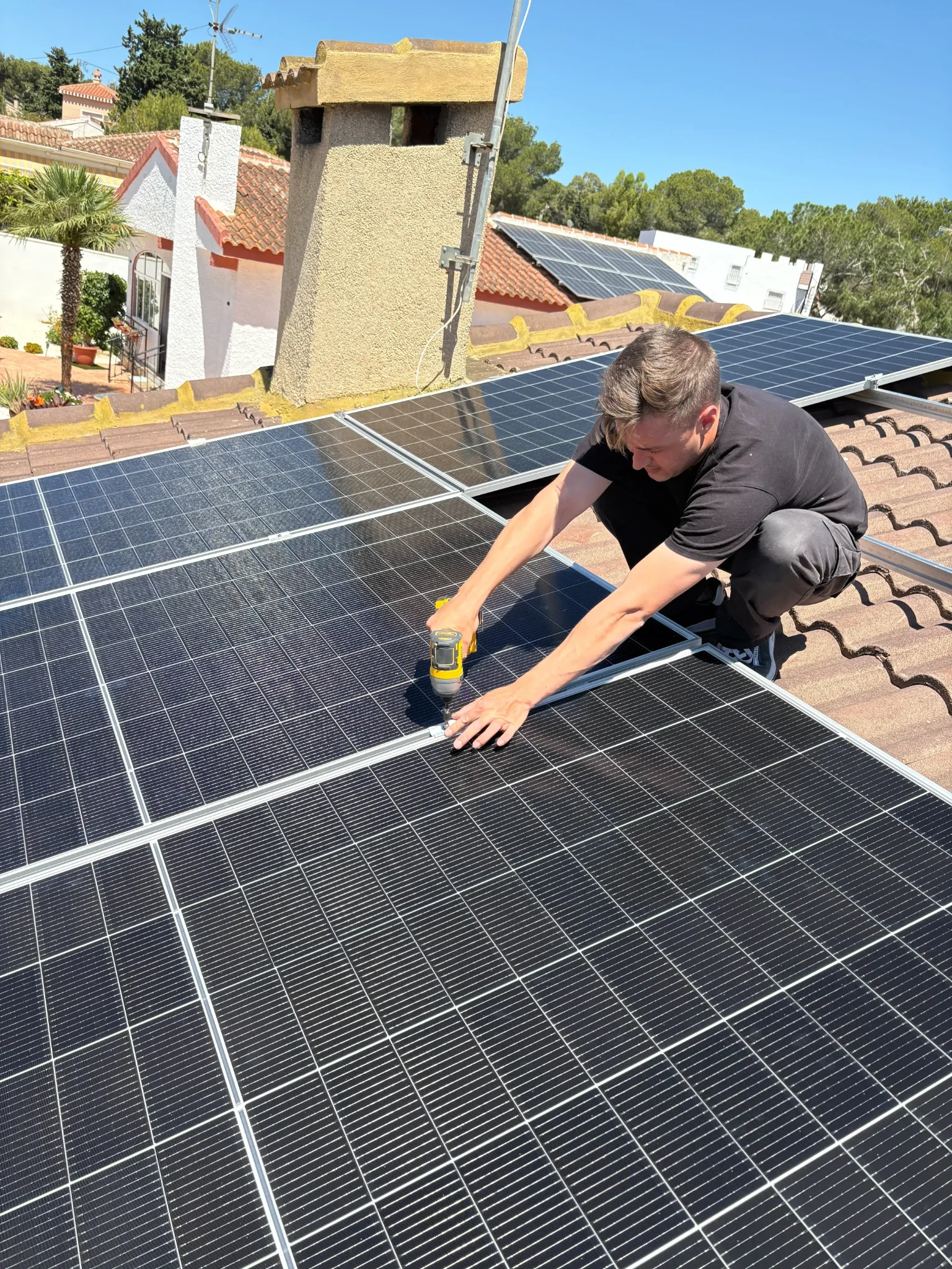 Fotovoltaica blog tecnico atornillando placas solares tejado